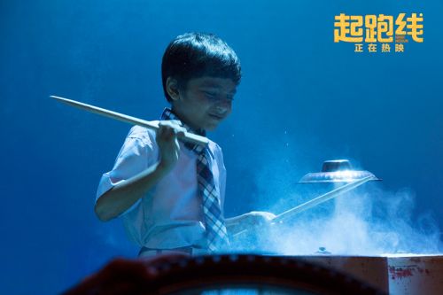 起跑线电影插曲背景音乐叫什么 学生用身体作乐器演奏
